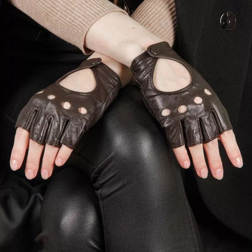 Авто перчатки: Черные Кожаные перчатки с обрезанными пальцами для девушек Тирасполь - в наличии большой выбор моделей и расцветок по лучшей цене в ПМР