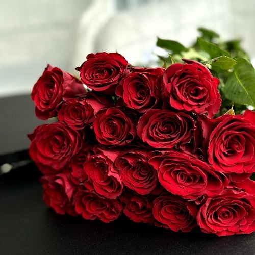 Красные розы в букете - Доставка свежих цветов в Тирасполе от  500 рублей ПМР