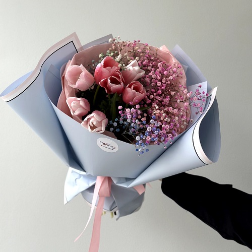 Букет: состав гипсофилы тюльпаны - Доставка цветов в Тирасполе от 500 рублей ПМР. Голубая упаковка, розовые тона.