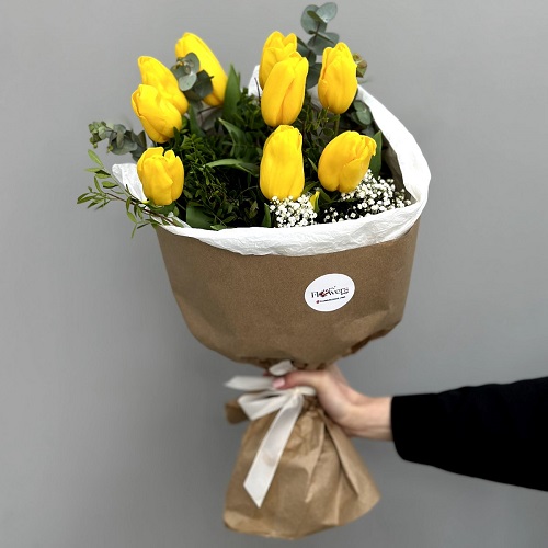 Цветы для праздника свежие и красивые желтые тюльпаны в букетах и поштучно.
