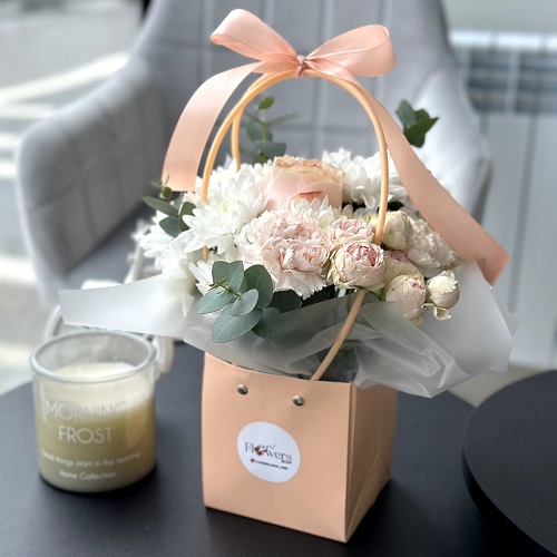 Цветы для праздника свежие красивые цветы в корзинке с доставкой. Цена от 360 рублей ПМР.