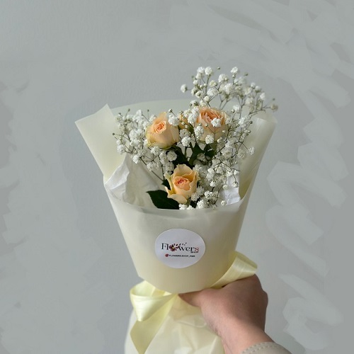 Маленькие розы в букете с гипсофилами - Доставка цветов в Тирасполе от  рублей ПМР